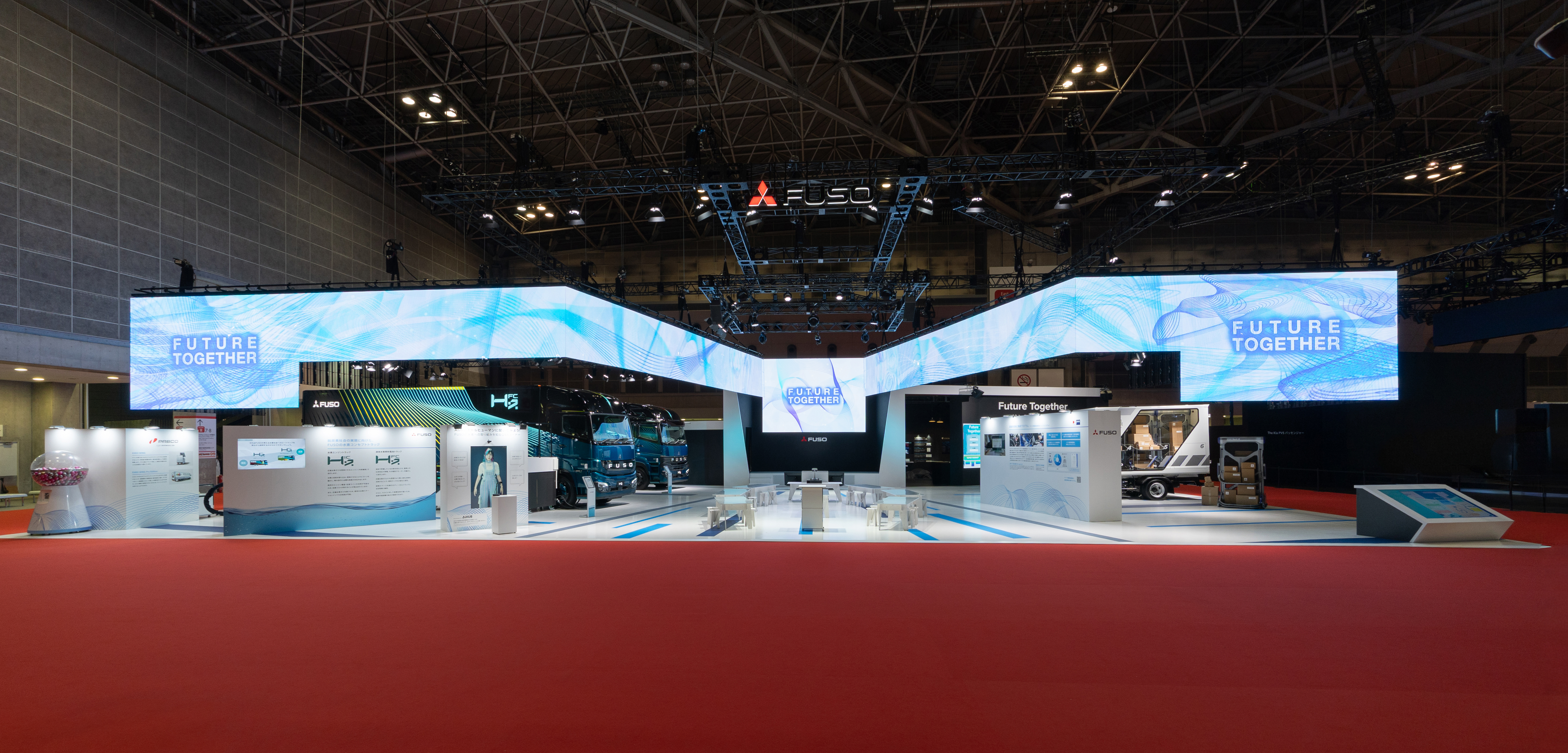 FUSOブース全景：Future Together大型サイネージと展示車両