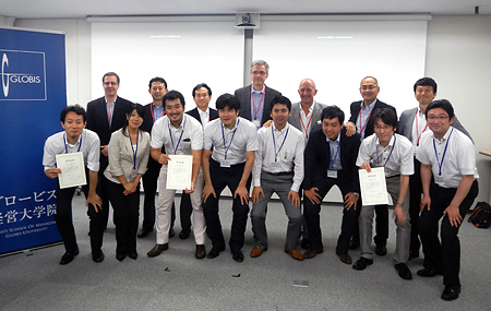 ダイムラー、日本財団代表者（後列）と奨学生（前列）