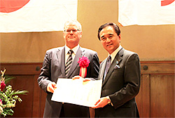 黒岩神奈川県知事（写真右）とキルヒマン社長
