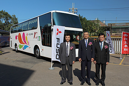 台湾向け大型バスの前で記念撮影をする小亀副社長（中央）および順益車輛関係者